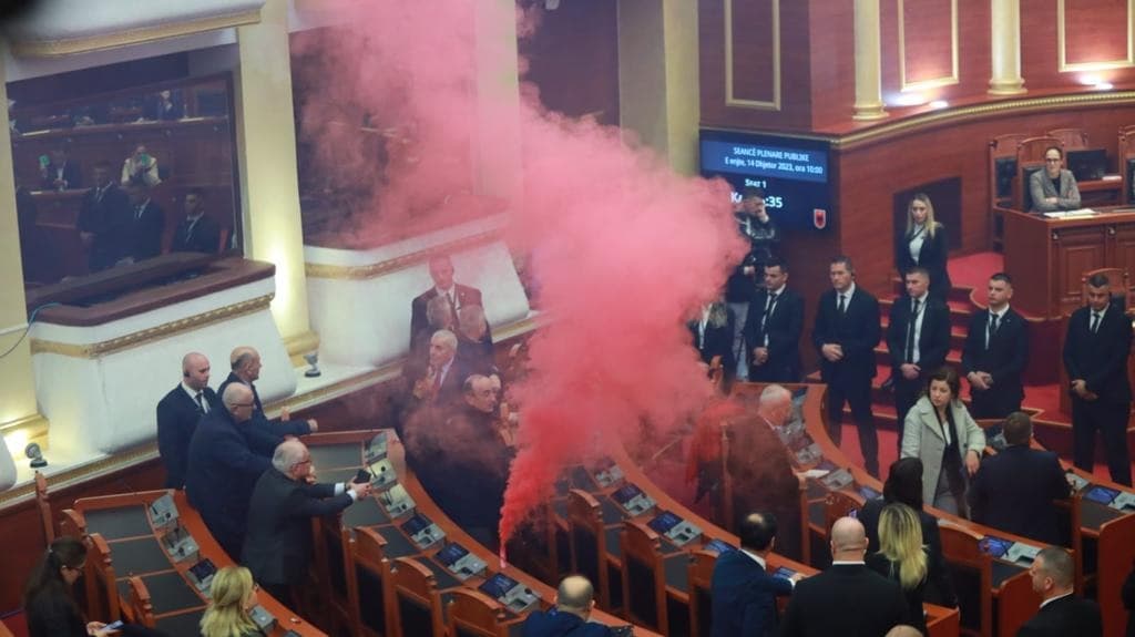 Mes kaosit e tensioneve, mbyllet seanca e Kuvendit të Shqipërisë