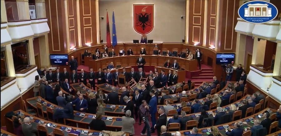 Kuvendi i Shqipërisë i heq imunitetin Sali Berishës - i hapet rruga arrestimit të tij
