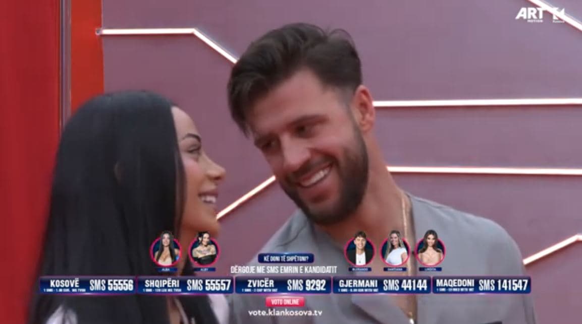 Momente kur banorët bëjnë sesion fotografish me Artan Korenicën (VIDEO)