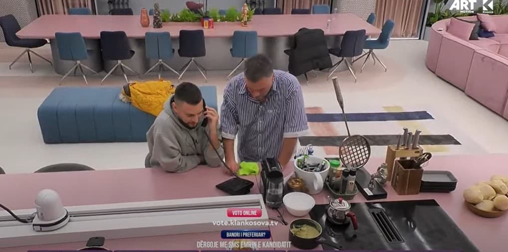 Mirdoni e Ylli bëhen kinse po flasin në telefon me Dinin, Jonidën e Bledin (VIDEO)