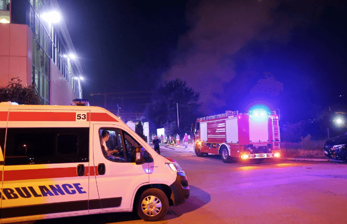 Shpërthim zjarri në një banesë në periferi të Beogradit (VIDEO)