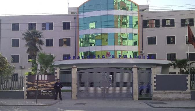 Tentoi të arratisej, shqiptari i kërkuar nga Interpol bie në prangat e policisë së Durrësit