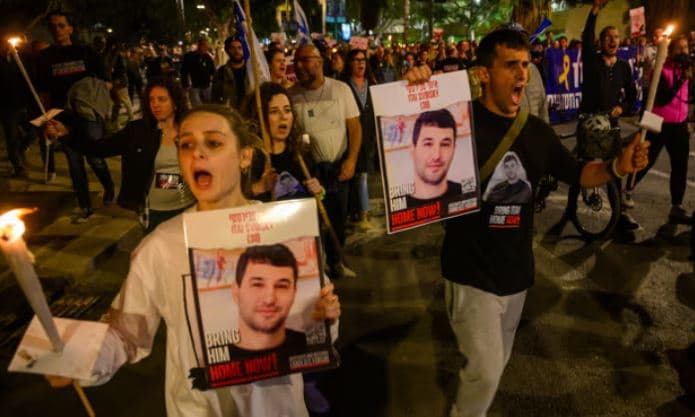 Qindra njerëz protestojnë në Tel Aviv, pasi ushtria izraelite vrau tri pengje