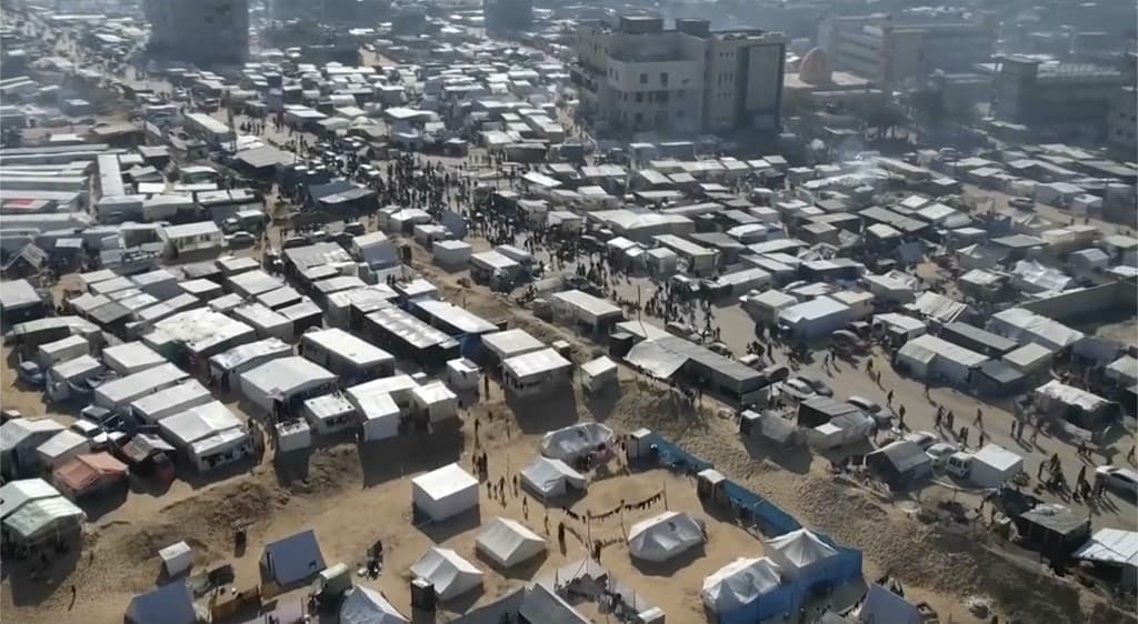 Mijëra palestinezë të zhvendosur kanë ngritur tenda në Rafah (FOTO)