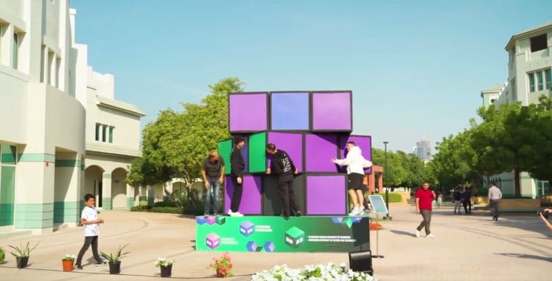Kubi më i madh i Rubikut në botë i ndërtuar në Dubai (VIDEO)