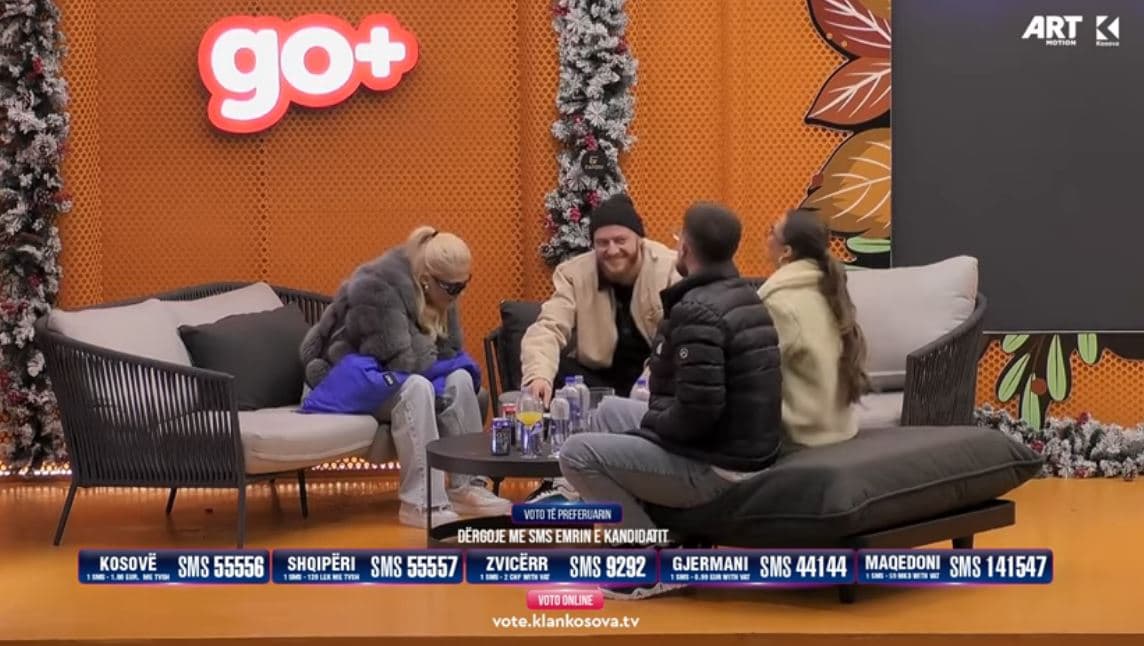 Banorët këndojnë njëzëri këngë të ndryshme (VIDEO)