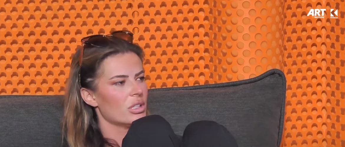 Linda – Santianës: Nëse ti je në gjendje t’i bësh këto gjëra para kamerave, çfarë bënë pas kamerave? (VIDEO)