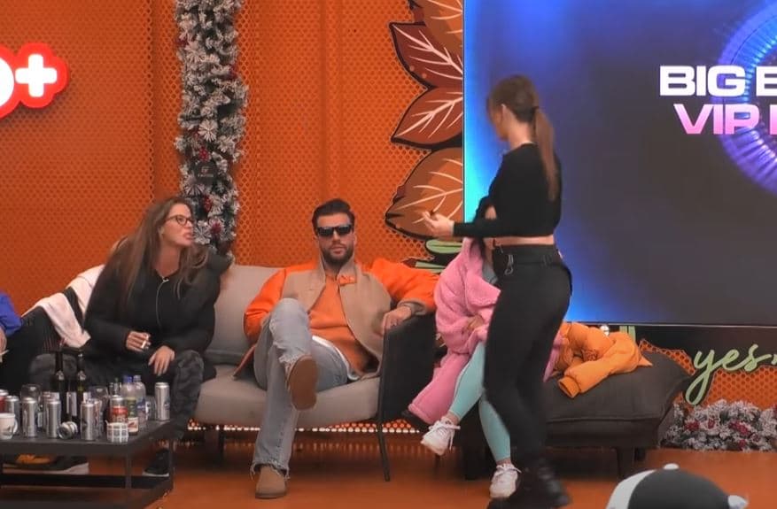Santiana i thotë Shqipes femër me probleme mendore, kjo ia kthen se shitet për një dorë (VIDEO)