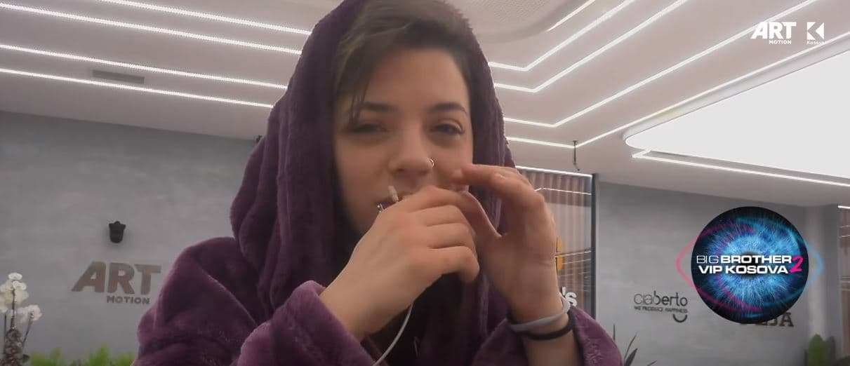 Shqipja e para që zgjohet nga gjumi, nis ditën me një monolog (VIDEO)