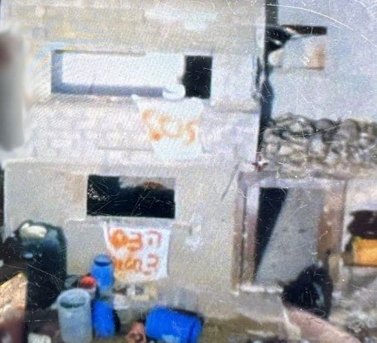 Pengjet e vrarë gabimisht 'varën flamurin SOS të bërë me ushqim' në ndërtesën ku qëndronin