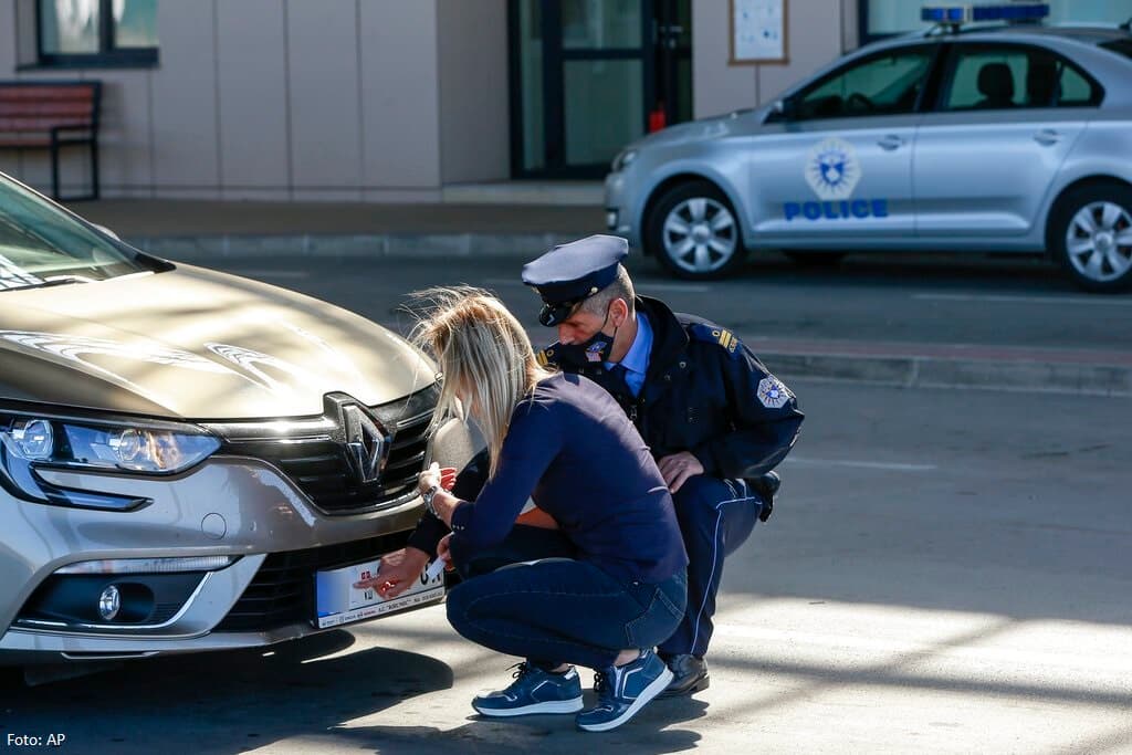“Nga 10 mijë vetura me targa ilegale, 4200 i kanë kthyer në RKS – të tjerët i kanë regjistruar në Serbi”