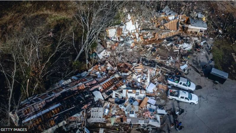 Një grua bashkë me foshnjën e saj në krah vdes nga tornadot në Tennessee