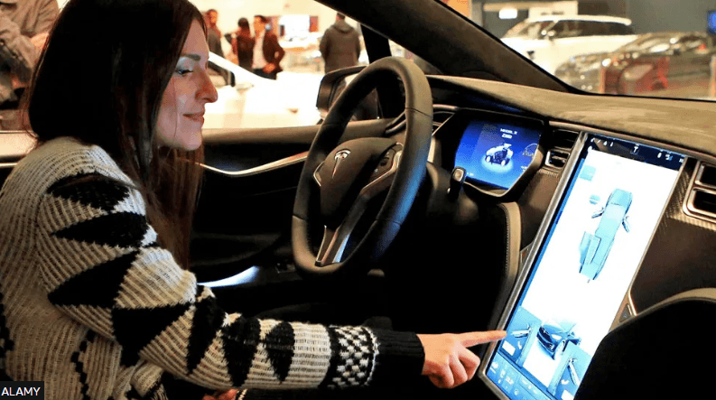 Tesla po tërheq nga tregu dy milionë makina në SHBA për shkak të defektit në Autopilot