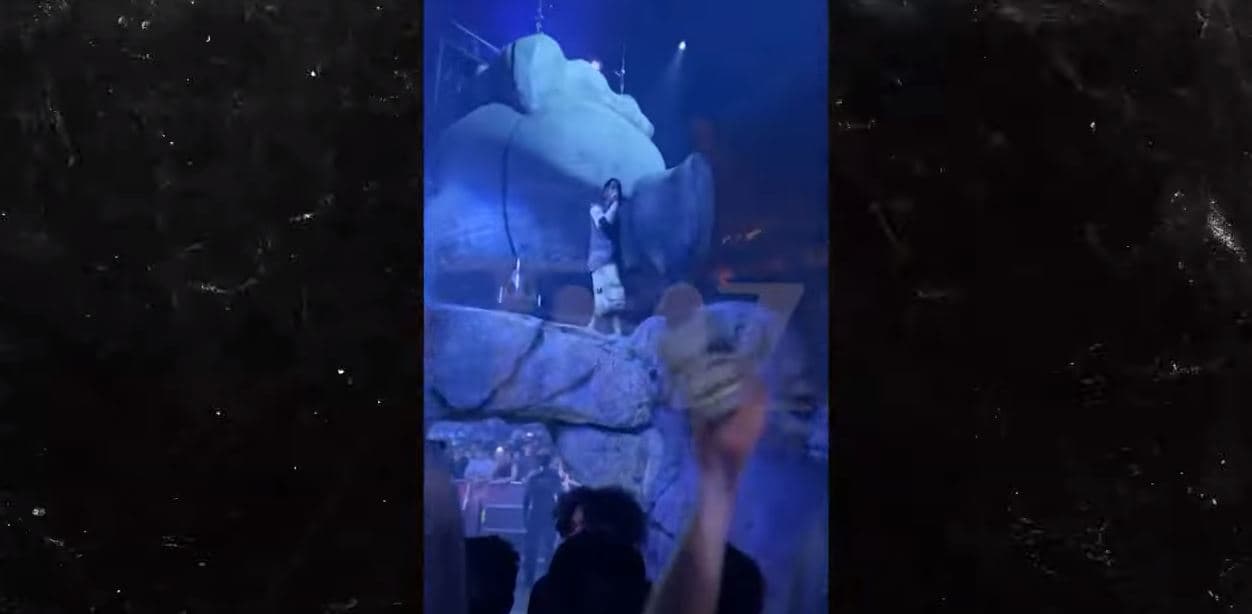 Reperi Travis Scott gati u rrëzua në skenë derisa performonte (VIDEO)