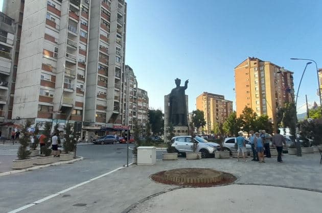 Incident në oborrin e Gjykatës në Mitrovicë të Veriut, një person kanos një tjetër
