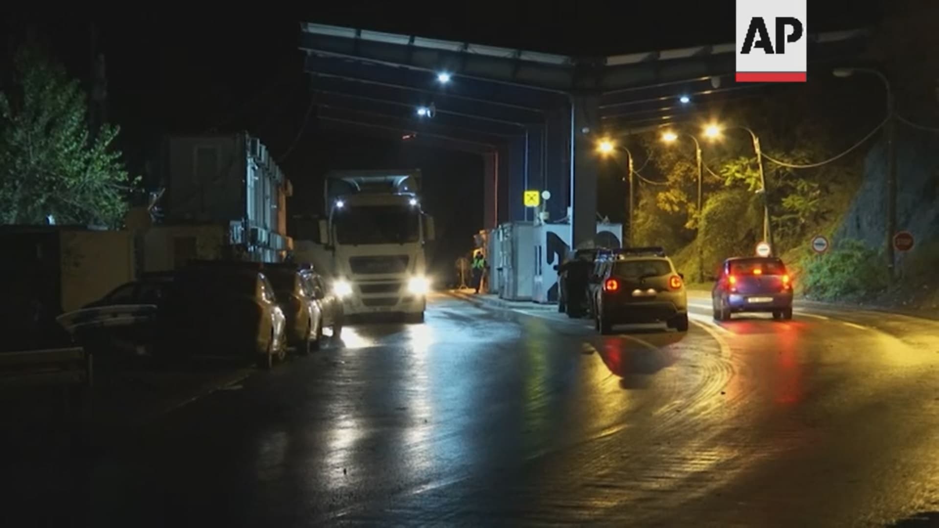 Vdes një polic në vendin e tij të punës në Jarinje