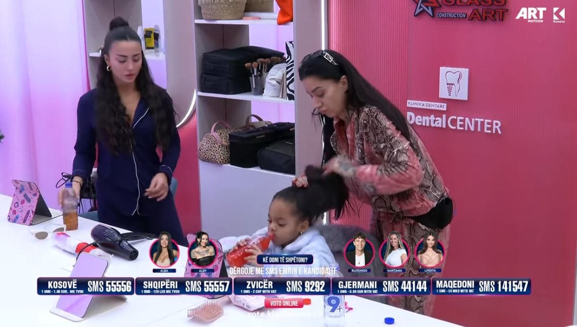 Alby kujdeset për flokët e vajzës së saj (VIDEO)