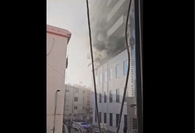 Zjarri në qendrën tregtare në Lushnje: Dyshohet se 40 persona kanë mbetur të bllokuar