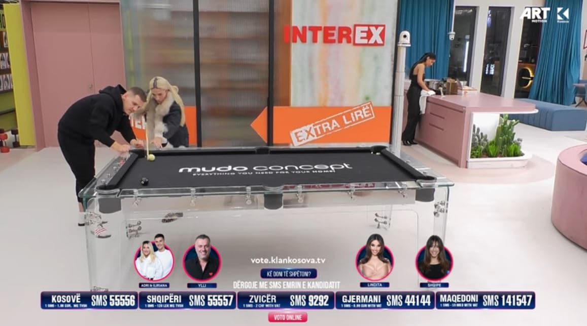 Adri mëson Ilirianën se si të mbajë dhe godas topin me shkop të biliardos (VIDEO)
