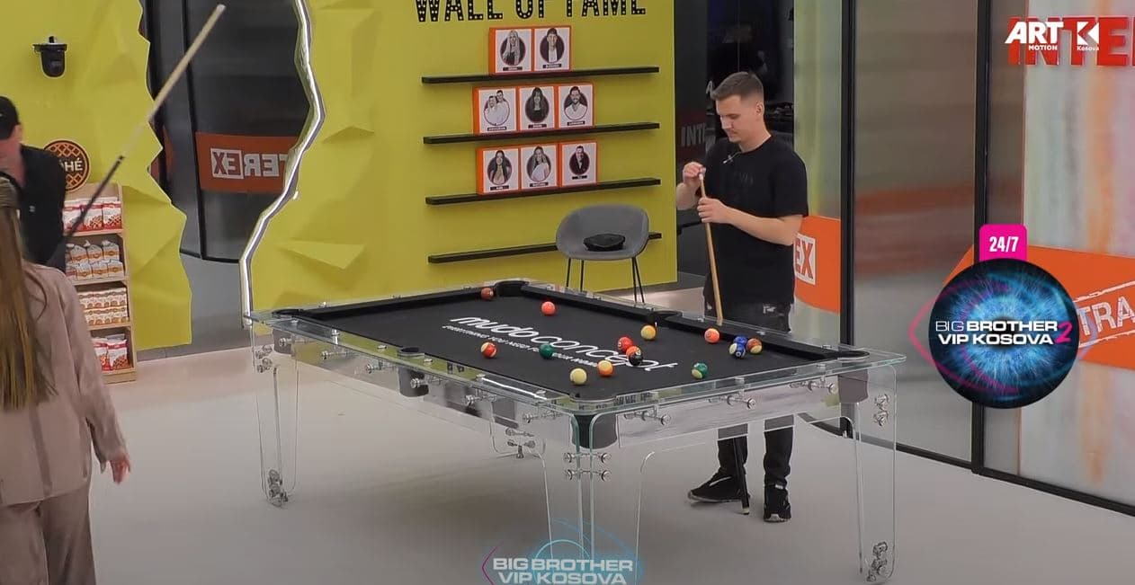 Topi i zi në vrimën e gabuar, Ylli mposhtet nga Adri në bilardo (VIDEO)