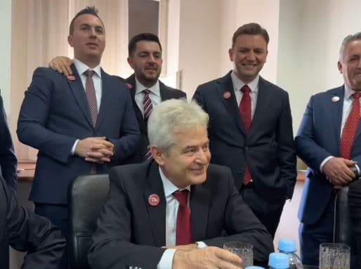 Ahmeti këndon këngë me çifteli në prag të betimit të Xhaferit si kryeministër (VIDEO)
