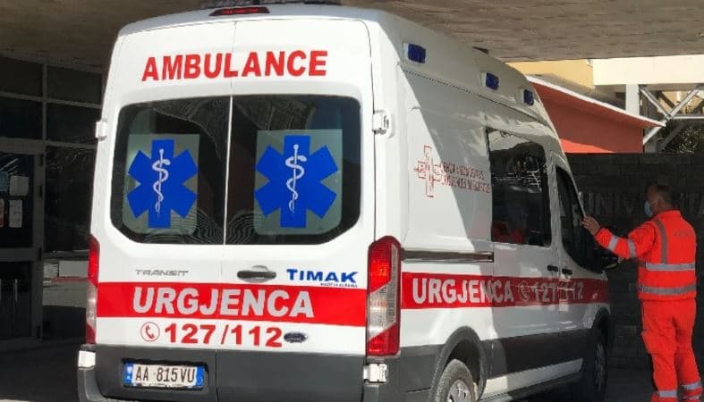 Një 67-vjeçare pëson djegie në trup, derisa po digjte mbeturinat u përhap flaka