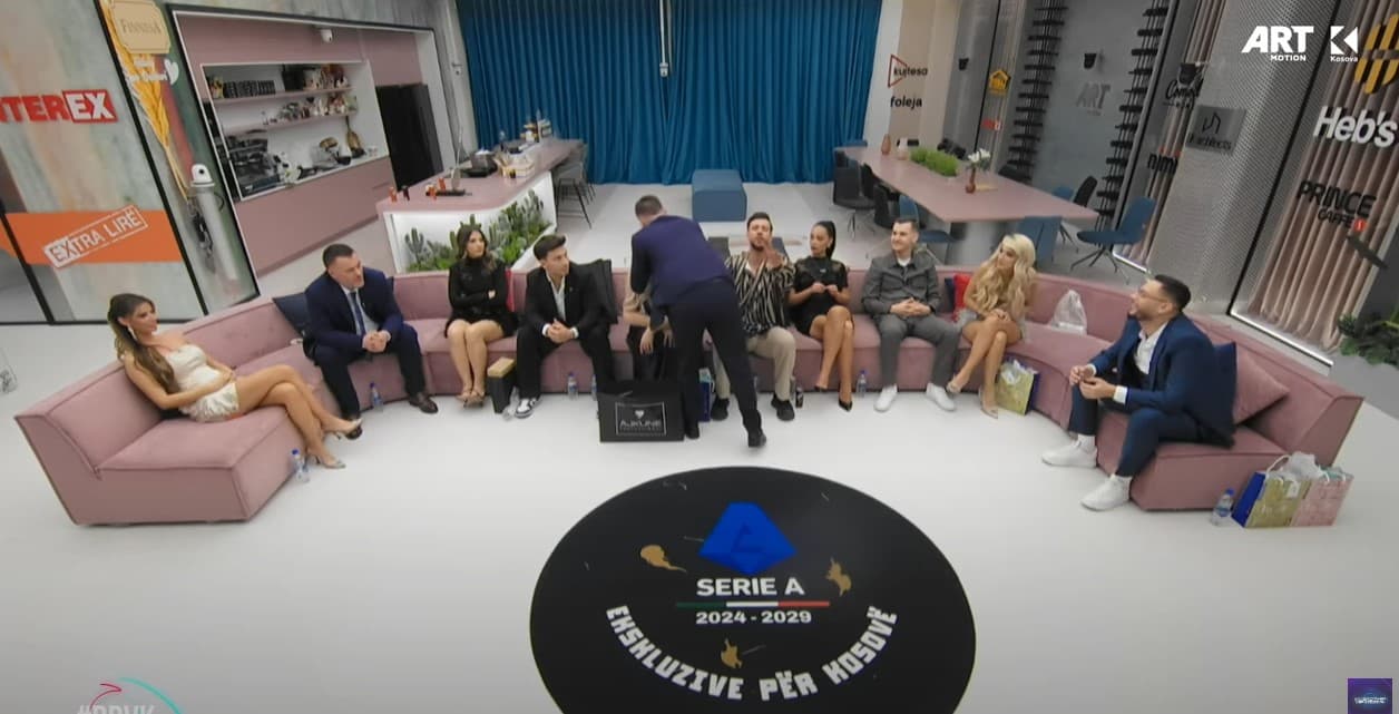 Ardi çohet dhe e puth Edonën në 'Prime' (VIDEO)