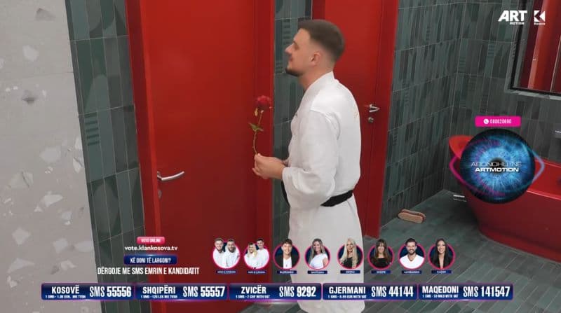 Ardi e pret me një trëndafil në dorë Mirdonin deri të dali nga tualeti (VIDEO)
