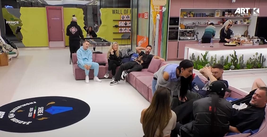 Banorët ndahen në grupe dhe luajnë 'pantomima', shpërthejnë të qeshura (VIDEO)