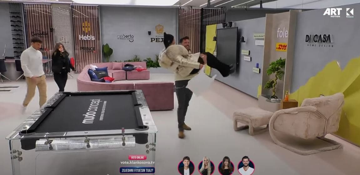 Banorët mysafirë përshëndeten me finalistët dhe largohen nga shtëpia (VIDEO)
