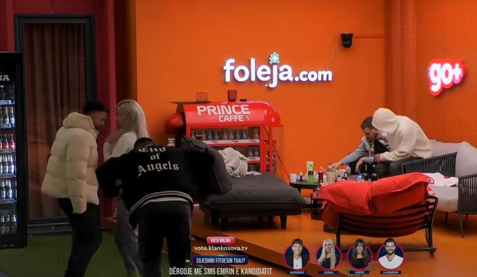 Banorët kërcejnë dhe këndojnë me këngën "Luj"(VIDEO)