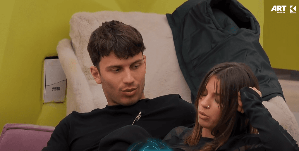 "Thirrëm edhe njëherë në emër me zërin tënd të ëmbël", Blerando ngacmon Shqipen (VIDEO)