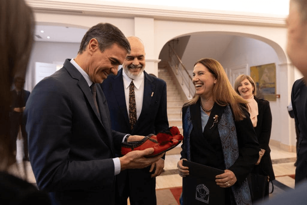 Rama takon homologun spanjoll në Madrid, ky i fundit pranon dhuratë simbolike