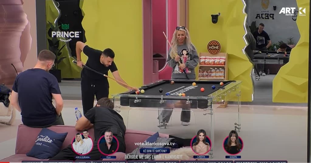 "Kush fiton e merr Ardin", Edona kundër Mirdonit në biliardo (VIDEO)