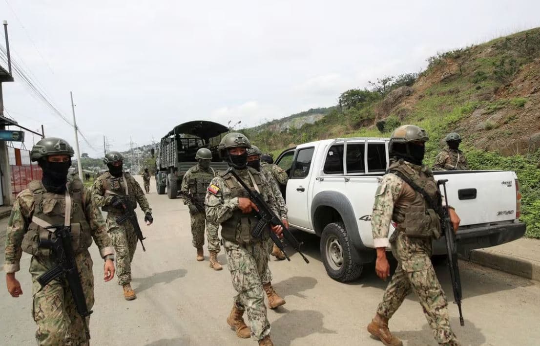 Dhjetra të burgosur ikin nga burgu i Ekuadorit mes operacioneve të vazhdueshme ushtarake