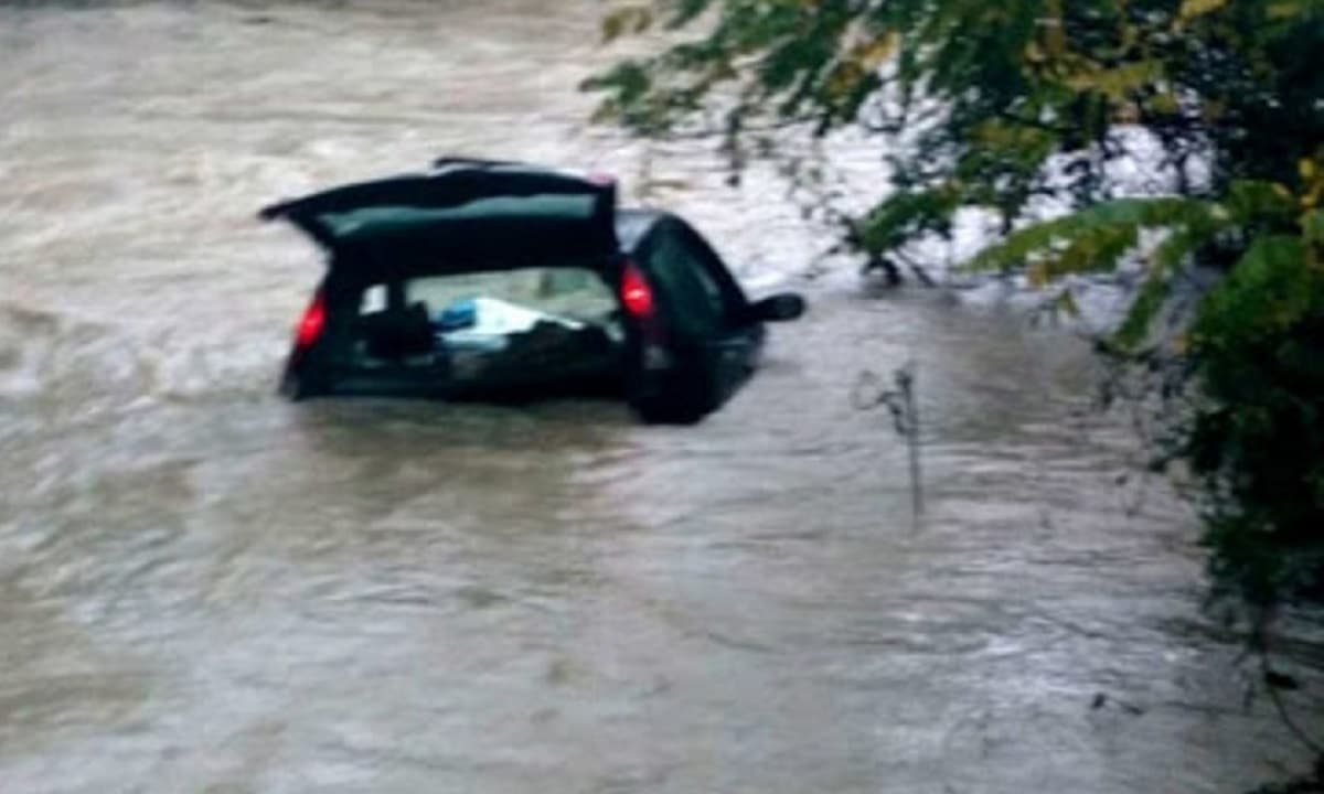 Makina bie në lumin Fan, shpëtojnë babë e bir