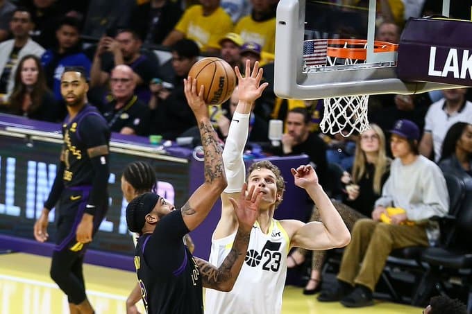 Jazz fitojnë ndaj Lakers (VIDEO)