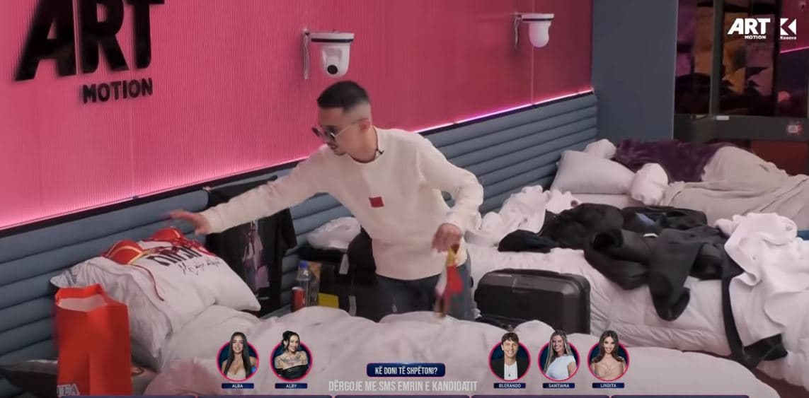 Ganiu ia bënë një rreng Bucit, i vendos 'sutjena' në shtrat (VIDEO)