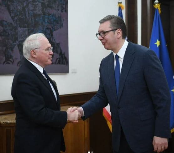 Vuçiq takon Hillin, flasin për vazhdimin e dialogut Kosovë-Serbi