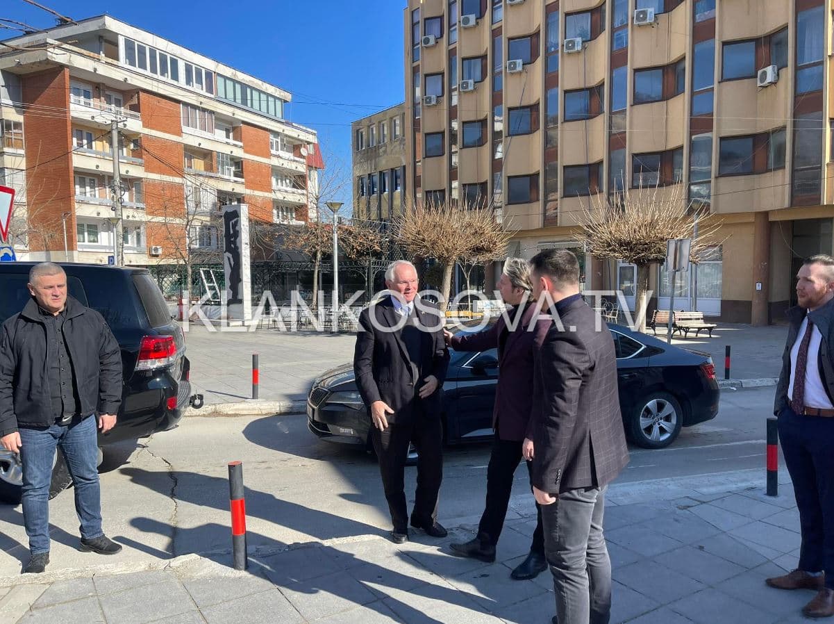 Hill mbërrin në Preshevë, takon Arifin