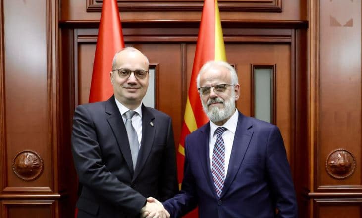 Ministri i Jashtëm i Shqipërisë takon Talat Xhaferin në Shkup, e siguron për mbështetjen e Tiranës