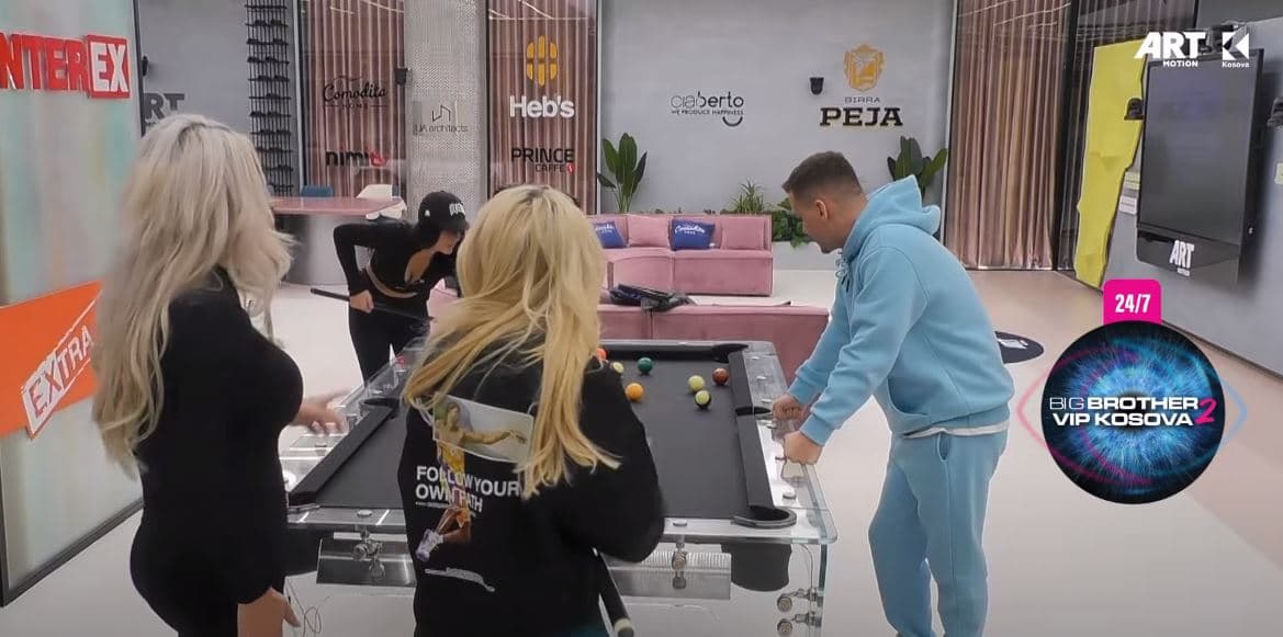 Iliriana mundohet të mësojë të luajë bilardo (VIDEO)