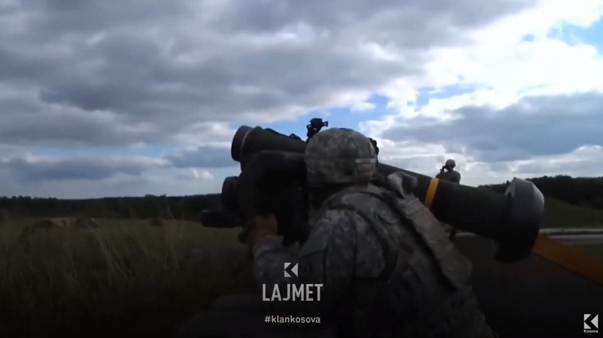 Superarma amerikane: FSK-ja blen Javelin, dridhen Vuçiqi e Serbia (VIDEO)