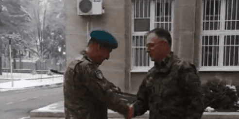 Komandanti i KFOR-it e takon shefin e ushtrisë serbe, temë siguria në Kosovë