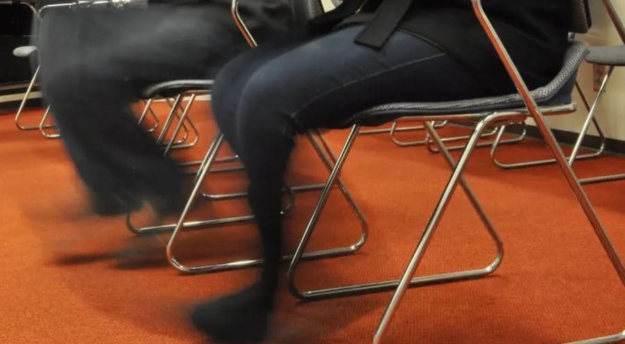 Lëvizja e këmbës: Pse ndodh dhe si ta trajtoni atë?