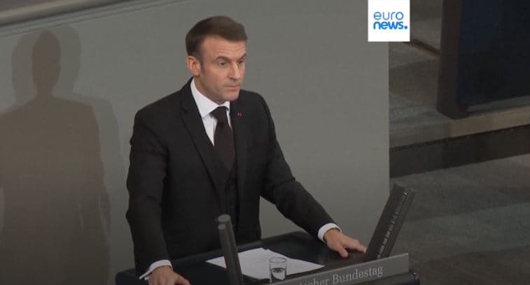 Macron nderon Wolfgang Schaeublen, në një memorial në parlamentin gjerman