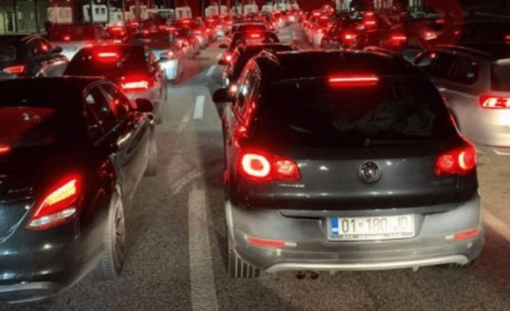 Pritje deri në 1 orë e gjysmë për të dalë nga Kosova