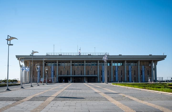 Familjarët e pengjeve ndërprenë një mbledhje në parlamentin izraelit