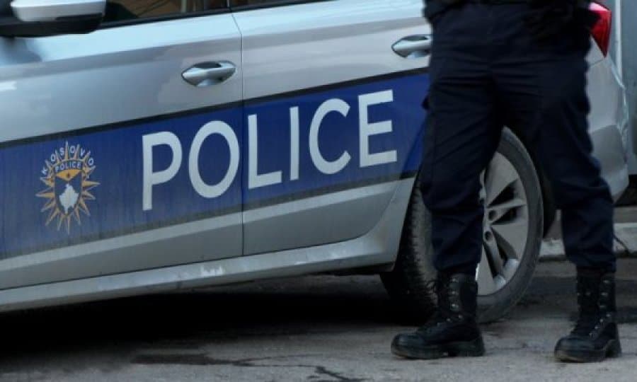 Mitrovicë: Një grua kanoset me thikë, një burrë gjuhet me gotë, arrestohet e dyshuara