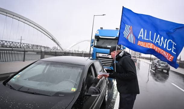 Policia franceze proteston për paga dhe kushte më të mira të punës